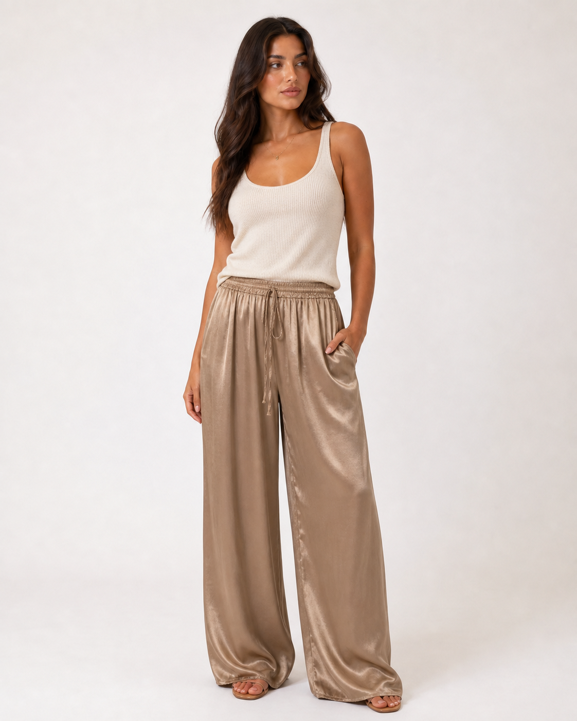 Amira Hose - weite Palazzo-Hose aus Satin in Braun mit Raffbund und Bindeband