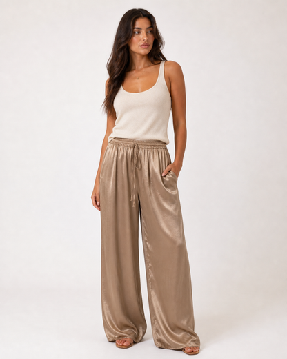 Amira Hose - weite Palazzo-Hose aus Satin in Braun mit Raffbund und Bindeband