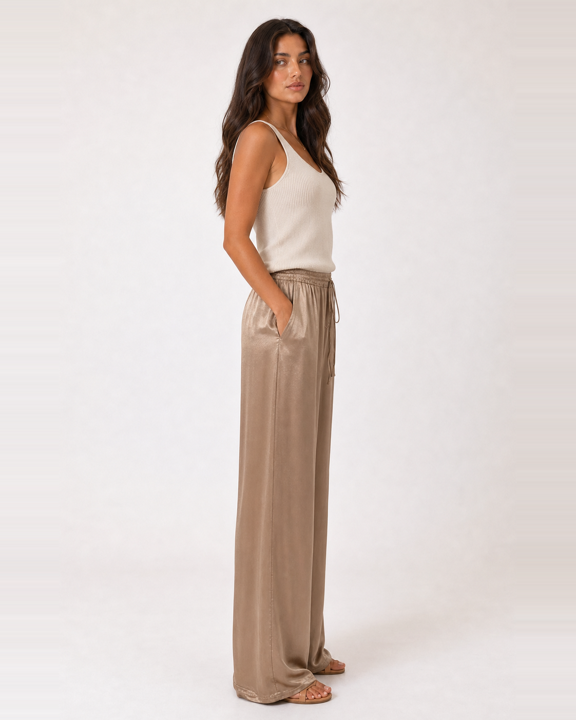 Amira Hose - weite Palazzo-Hose aus Satin in Braun mit Raffbund und Bindeband
