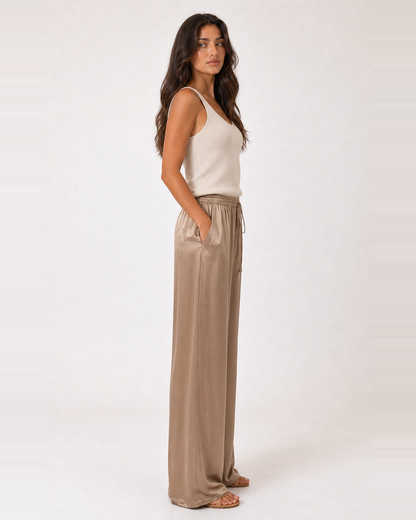 Amira Hose - weite Palazzo-Hose aus Satin in Braun mit Raffbund und Bindeband