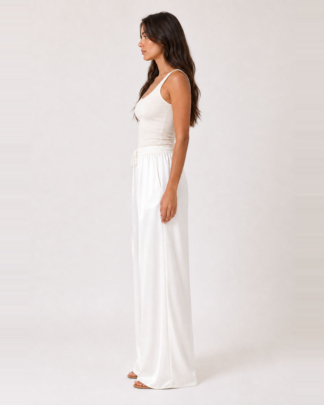 Amira Hose - weite Palazzo-Hose aus Satin in Weiß mit Raffbund und Bindeband