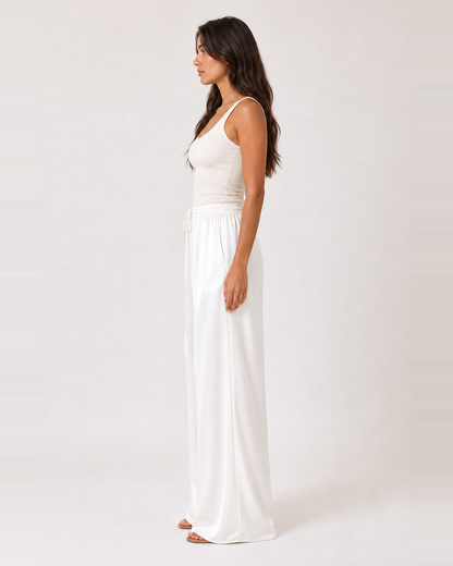 Amira Hose - weite Palazzo-Hose aus Satin in Weiß mit Raffbund und Bindeband