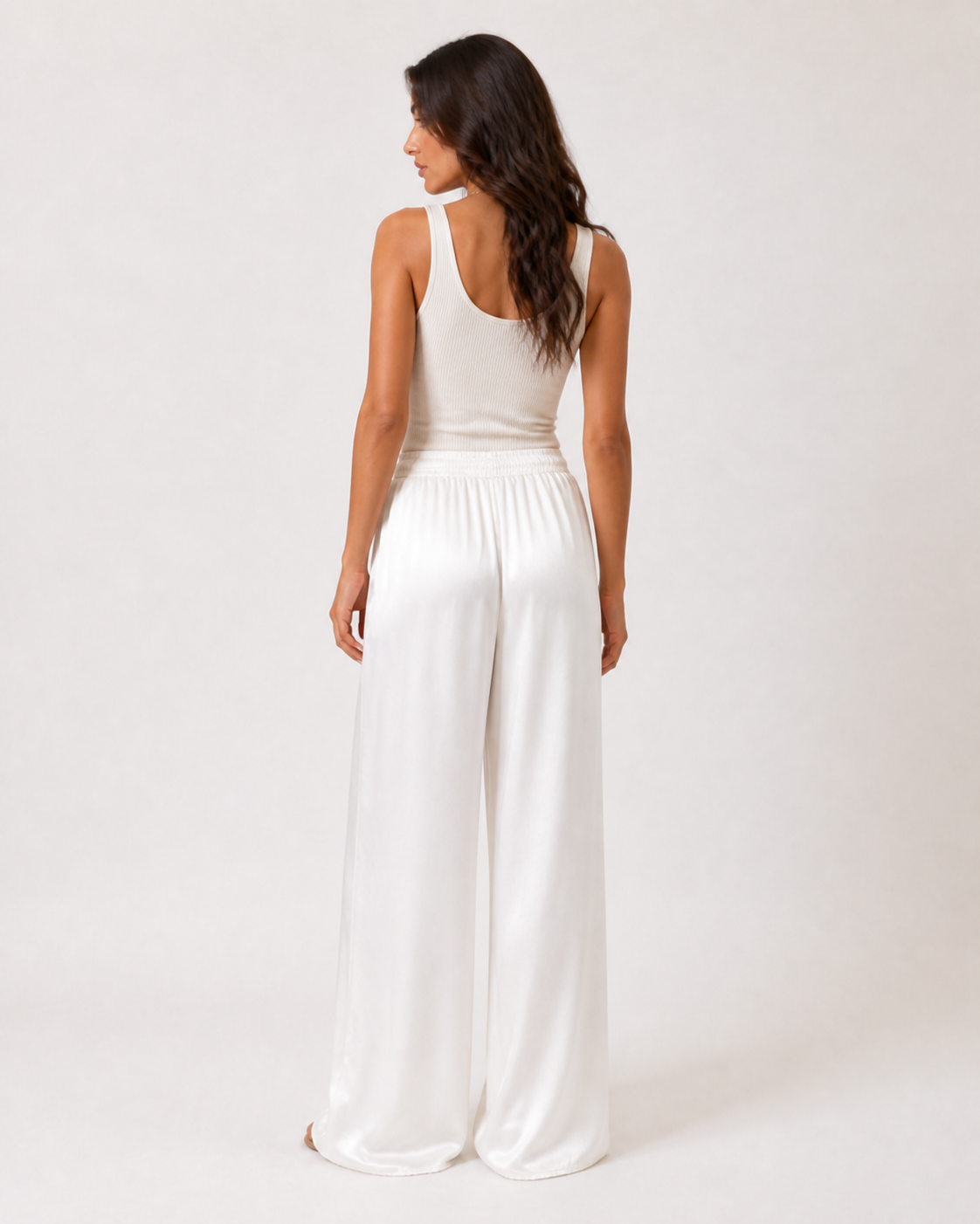 Amira Hose - weite Palazzo-Hose aus Satin in Weiß mit Raffbund und Bindeband