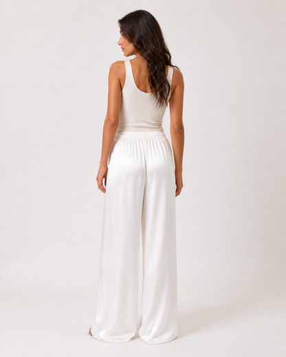 Amira Hose - weite Palazzo-Hose aus Satin in Weiß mit Raffbund und Bindeband