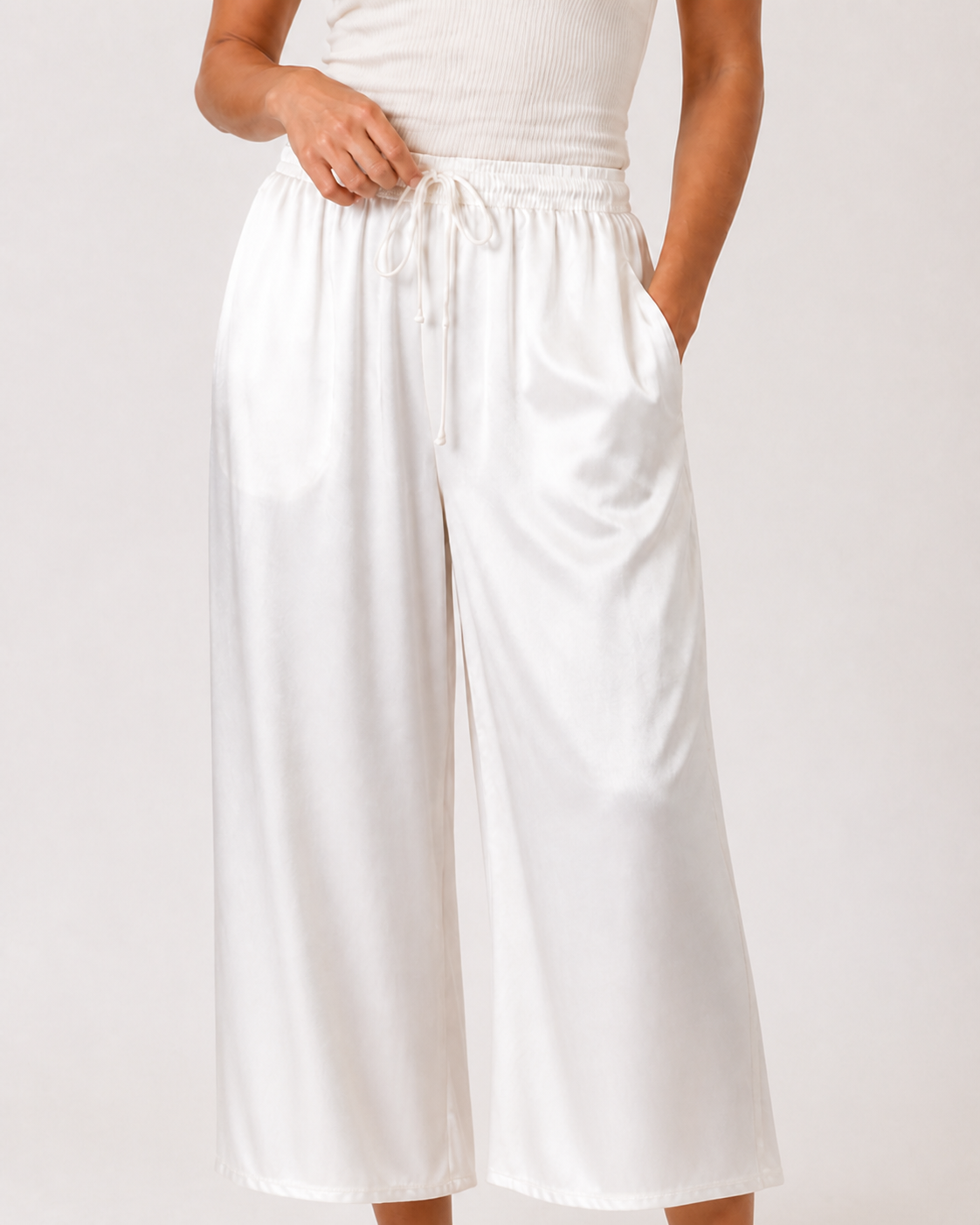Amira Hose - weite Palazzo-Hose aus Satin in Weiß mit Raffbund und Bindeband