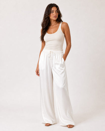 Pantaloni Amira - pantaloni palazzo ampi in raso bianco con vita arricciata e cintura da annodare