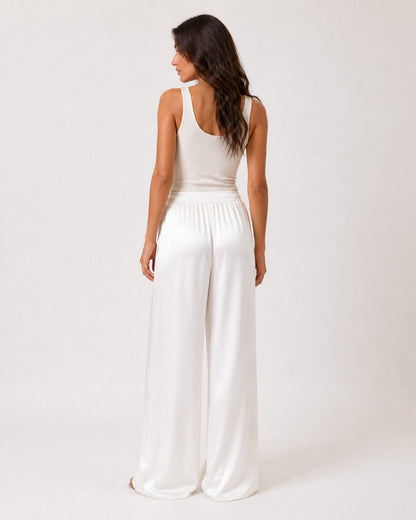 Pantaloni Amira - pantaloni palazzo ampi in raso bianco con vita arricciata e cintura da annodare