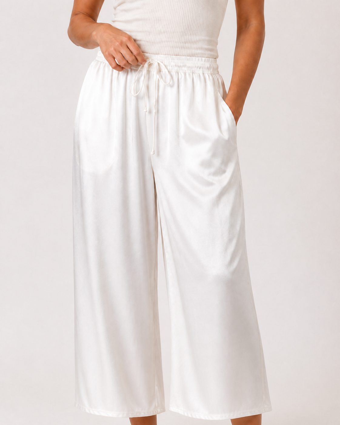 Pantaloni Amira - pantaloni palazzo ampi in raso bianco con vita arricciata e cintura da annodare