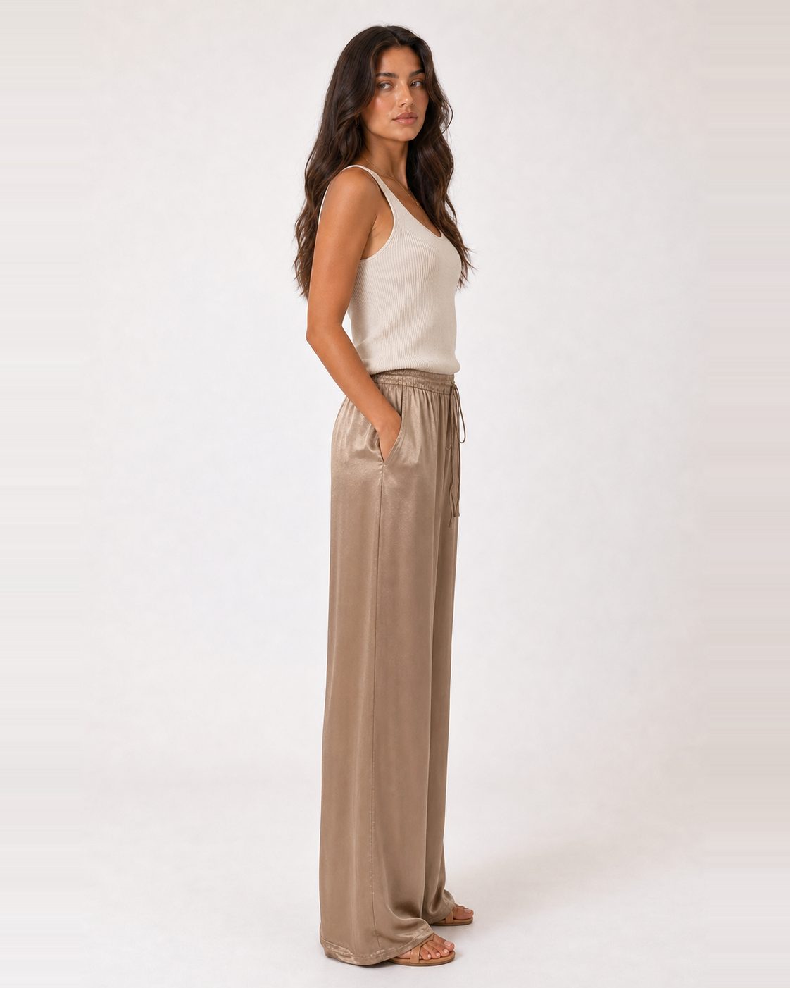 Pantaloni Amira - pantaloni palazzo ampi in raso marrone con vita arricciata e cintura da annodare