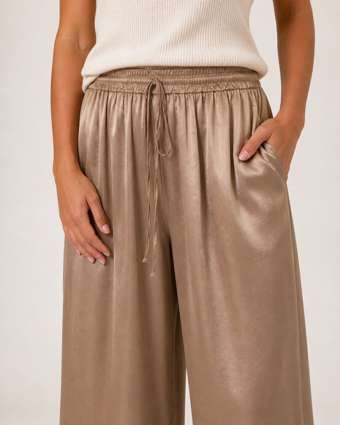Pantaloni Amira - pantaloni palazzo ampi in raso marrone con vita arricciata e cintura da annodare