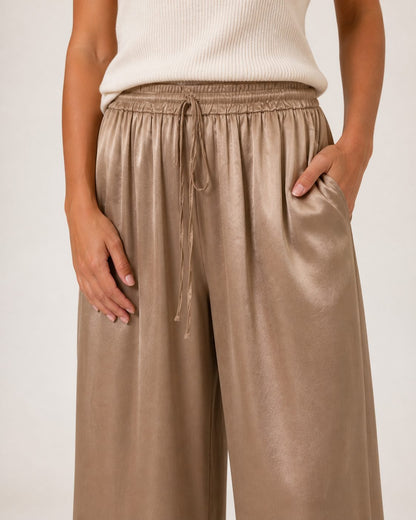 Pantaloni Amira - pantaloni palazzo ampi in raso marrone con vita arricciata e cintura da annodare