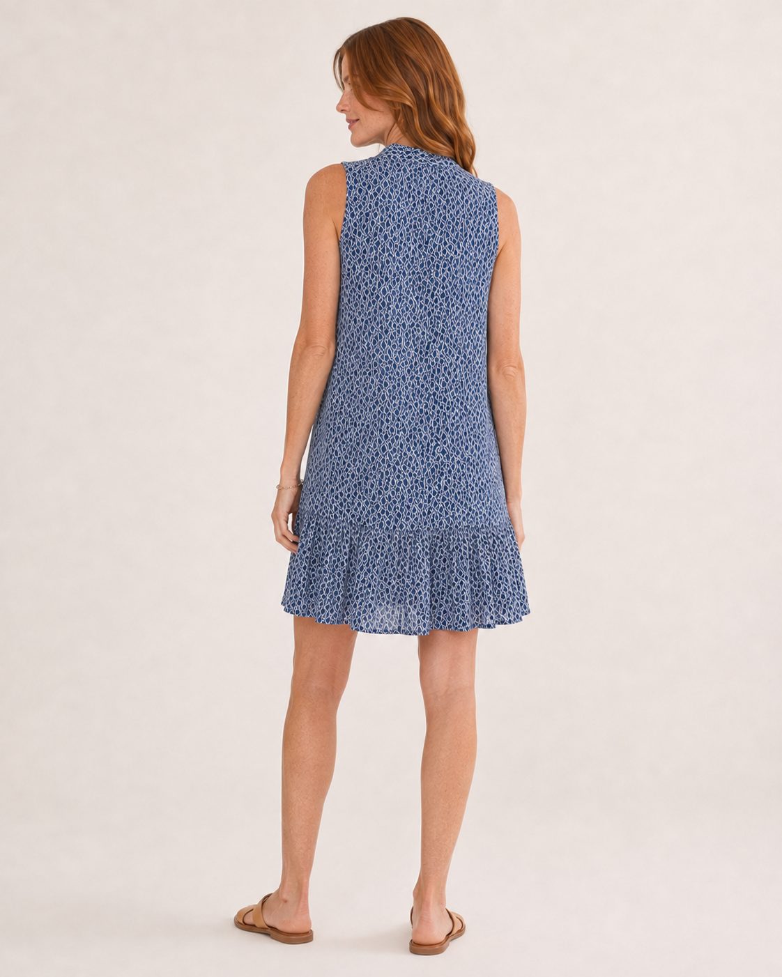 Hanna Kleid – ärmelloses A-Linien-Kleid in Marineblau mit Bindekragen und Volantsaum