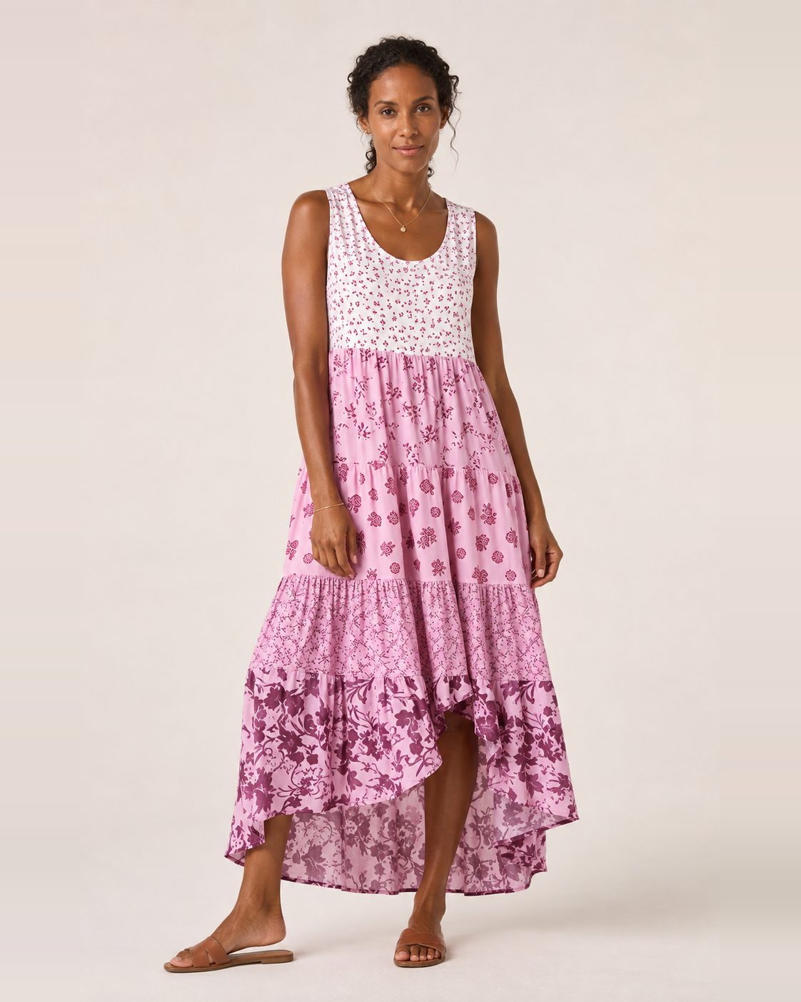 Selma Kleid – ärmelloses Boho-Maxikleid in Rosa mit Stufenrock und Blumenmustern