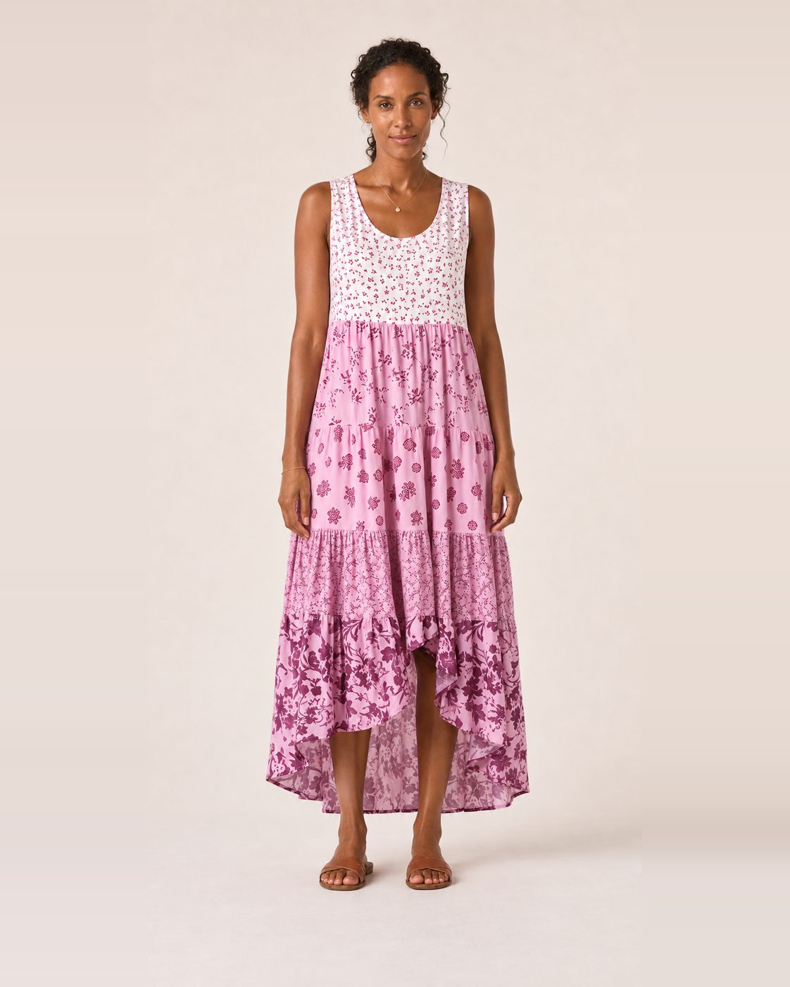 Selma Kleid – ärmelloses Boho-Maxikleid in Rosa mit Stufenrock und Blumenmustern