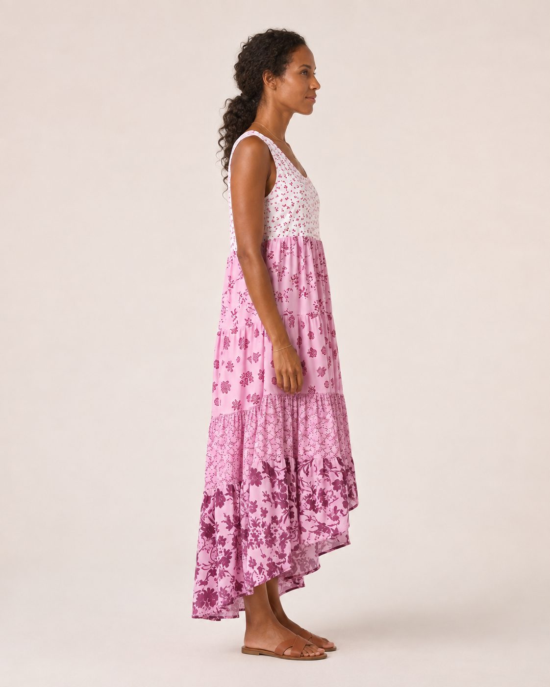 Selma Kleid – ärmelloses Boho-Maxikleid in Rosa mit Stufenrock und Blumenmustern