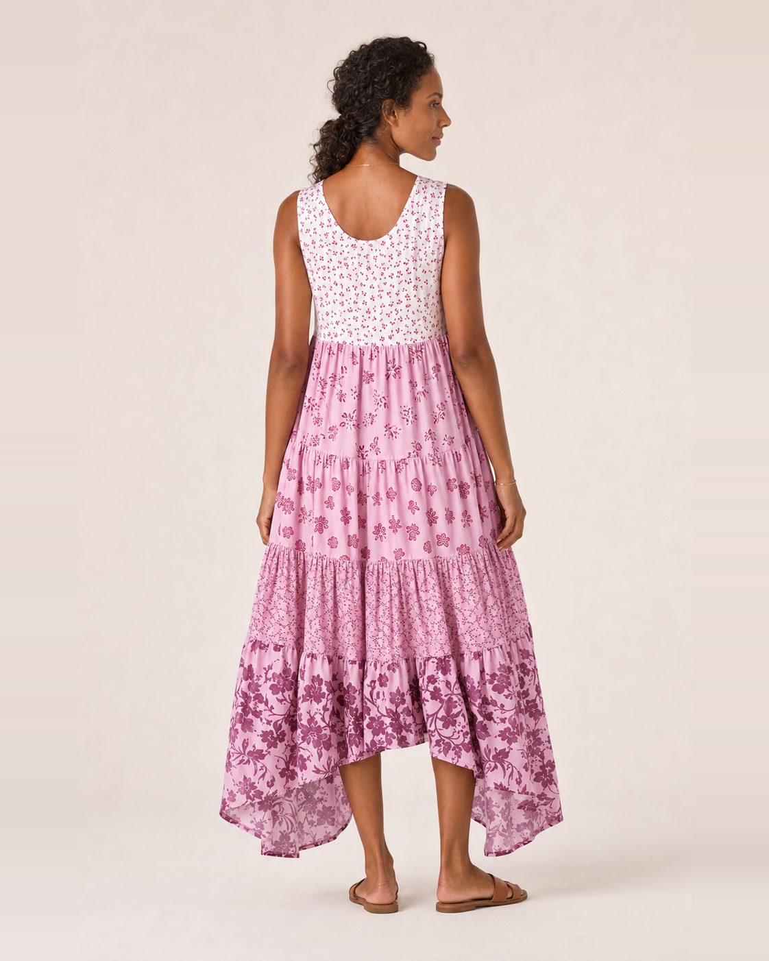 Selma Kleid – ärmelloses Boho-Maxikleid in Rosa mit Stufenrock und Blumenmustern