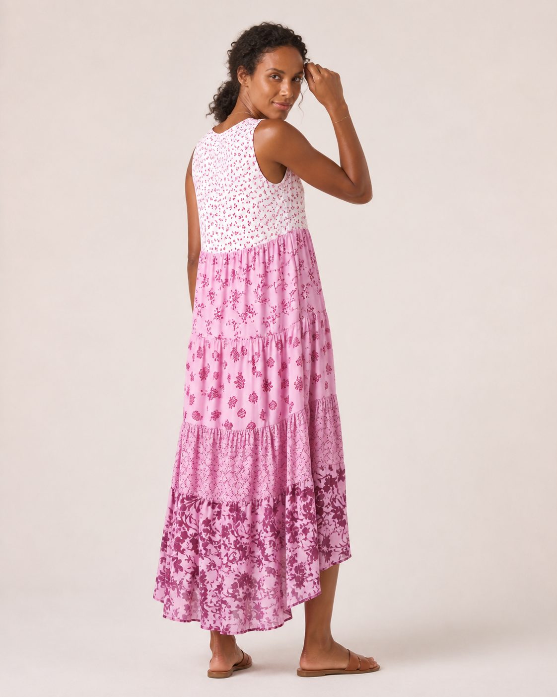 Selma Kleid – ärmelloses Boho-Maxikleid in Rosa mit Stufenrock und Blumenmustern