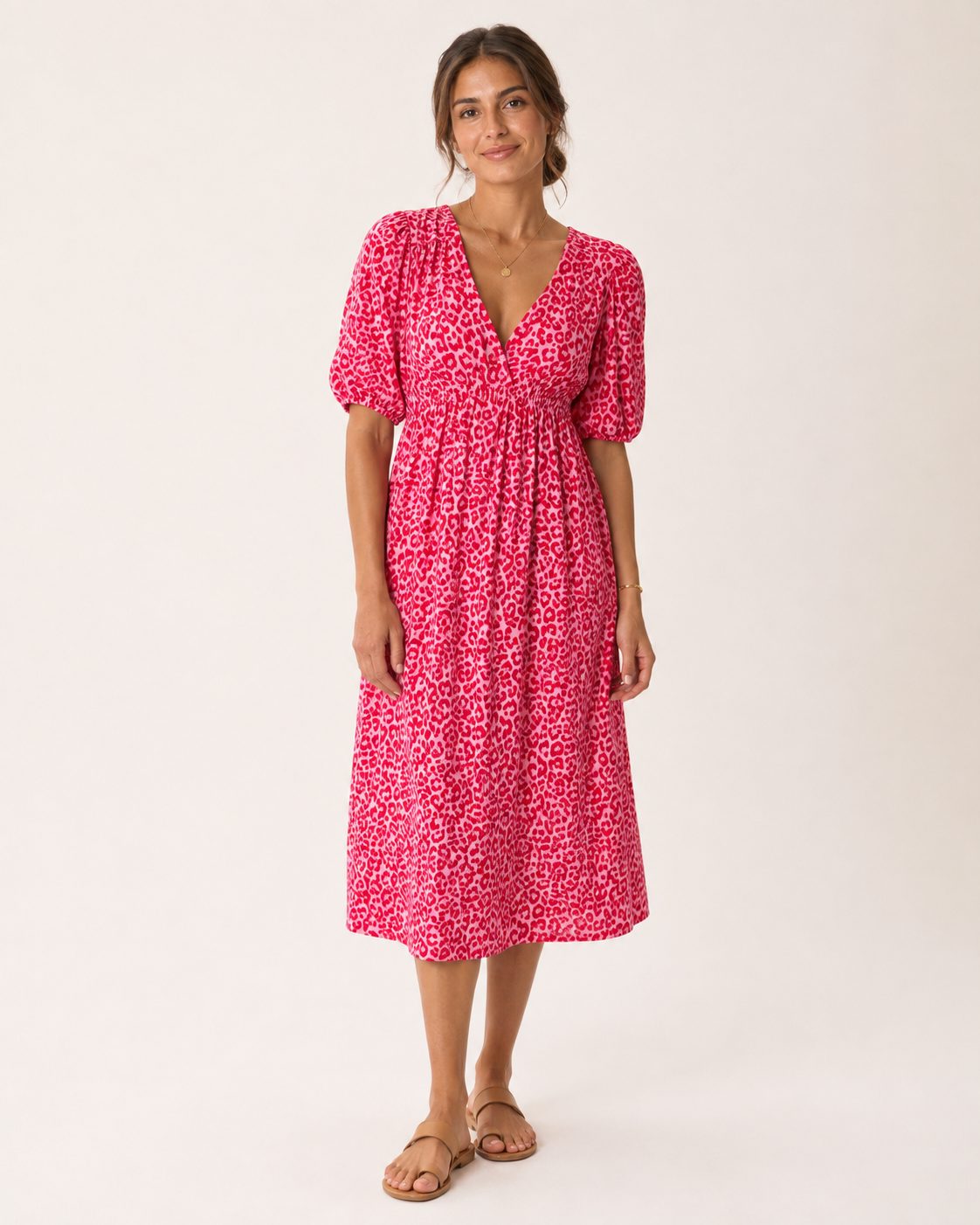 Romy Kleid – Midikleid im pink-roten Leopardenmuster mit Puffärmeln und V-Ausschnitt