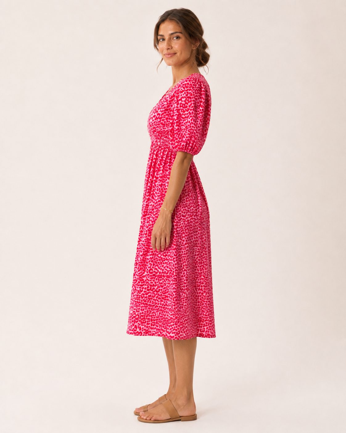 Romy Kleid – Midikleid im pink-roten Leopardenmuster mit Puffärmeln und V-Ausschnitt
