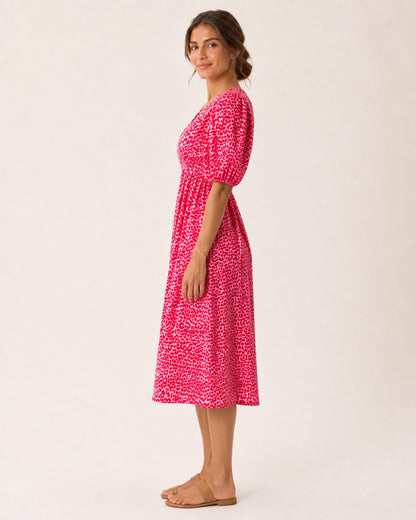 Romy Kleid – Midikleid im pink-roten Leopardenmuster mit Puffärmeln und V-Ausschnitt