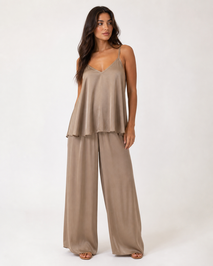 Amira Top aus Satin in Braun - fließendes Top mit V-Ausschnitt